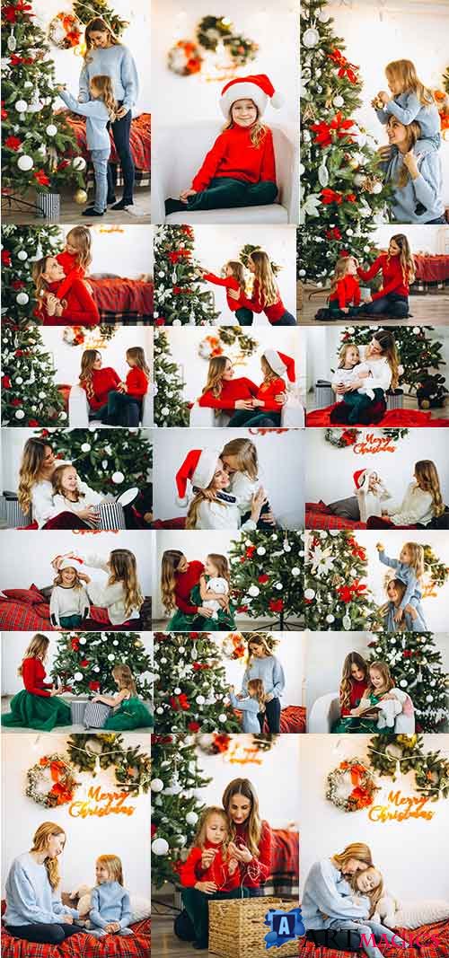      -  / Mother and daughter decorating Christmas tree - Graphic